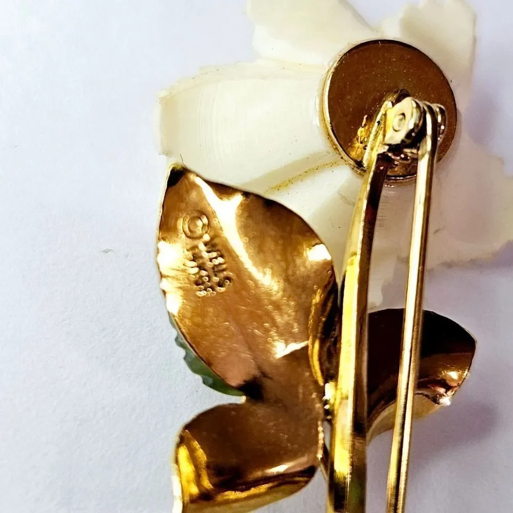 Vintage Wells Signed 14K Gold Filled Textured Cream Celluloid Flower Brooch Pin